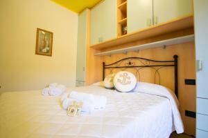 a bedroom with a bed with towels on it at La Caletta 1 in La Caletta