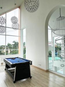 Piljardilaud majutusasutuses Nordic Villa 5BR Pool, Jacuzzi, Rooftop and More