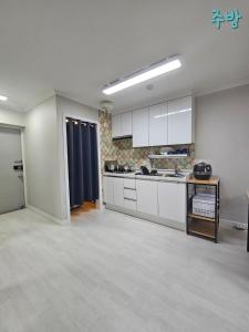 Habitación vacía con cocina con armarios blancos en Nowon Station, 2 bedrooms large apartment complex, en Seúl 1 foto más