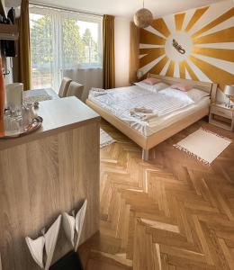sypialnia z łóżkiem i drewnianą podłogą w obiekcie Zen House w Hajduszoboszlo