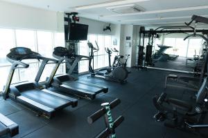 SM1116 Apart Hotel em andar alto região central的健身中心和/或健身设施
