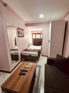 Postel nebo postele na pokoji v ubytování Laleli Palace Hotel