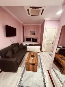 TV a/nebo společenská místnost v ubytování Laleli Palace Hotel