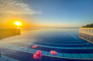 una piscina con un tramonto sullo sfondo di Ocean View villa, 5 Bedrooms, Private Pool, BBQ, WiFi & Satelite TV a Saint Amvrosios