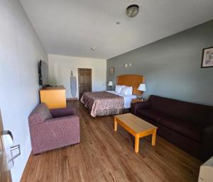 Ένα ή περισσότερα κρεβάτια σε δωμάτιο στο Whitesboro Inn & Suites