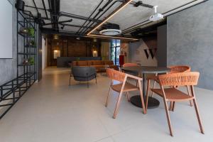 a dining room with a table and chairs at Way Tambaú #D3 - Studio confortável por Carpediem in Tambaú