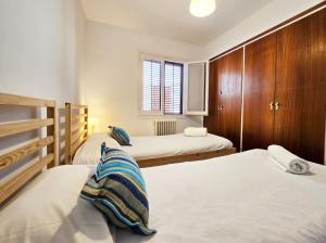 A bed or beds in a room at Apartament Gloria