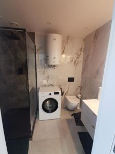 カトヴィツェにあるGaleria 3 lustraのバスルーム(洗濯機、トイレ付) +24枚の写真