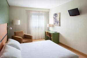 Łóżko lub łóżka w pokoju w obiekcie Hotel Naval Sestao