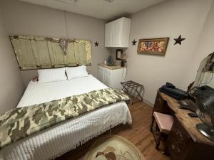 una camera con letto e scrivania di A Place to Stay Reservations Rooms a Bandera Altre 37 foto