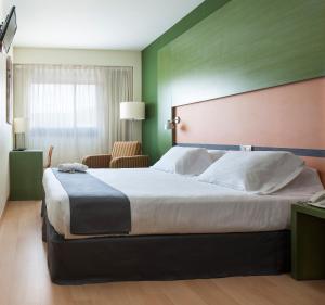 Łóżko lub łóżka w pokoju w obiekcie Hotel Naval Sestao