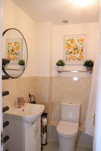Ένα μπάνιο στο Bright Central 3BR Home +18 φωτογραφίες