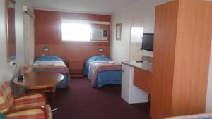 Кровать или кровати в номере Motel Monaco