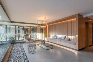 ein Wohnzimmer mit Sofa und Tisch in der Unterkunft POA Heart Stay - Vista para o Guaíba no Centro Médico de Porto Alegre in Porto Alegre