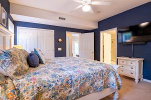 Un dormitorio con una cama y una pared azul. en Southport Condo near ICW and Golf - Dogs Allowed - Ground Level, en Southport