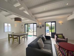 un salon avec un canapé et une table dans l'établissement La Villa du Platin, à La Flotte