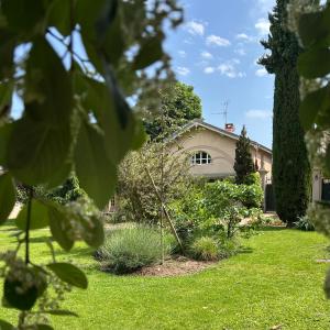 a yard with a house in the background at Domaine de la Serve in Lancié