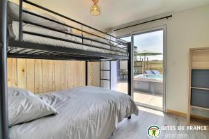 una camera con letto a castello e una piscina di Villa le nid des dunes & spas - la villa a Santec Altre 35 foto