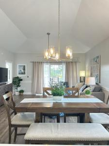 - un salon avec une table en bois et une salle à manger dans l'établissement Callaway Corner at MyrtleWood Golf, à Myrtle Beach