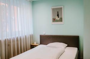 Postel nebo postele na pokoji v ubytování Weinstockwerk Hotel St Peter