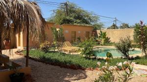 ンブールにあるVilla mit Pool in Mbourの庭にスイミングプールがある家