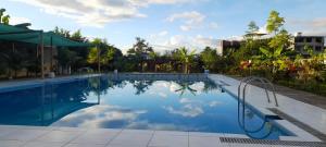 a swimming pool with a reflection of the sky in the water at Hotel mountain garden in Tingo María