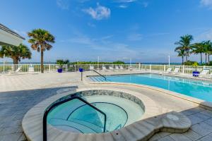 Πισίνα στο ή κοντά στο Walk to Redington Beach Gulf-View Condo with Pool