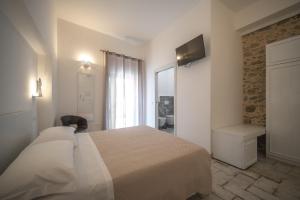 a hotel room with a bed and a bathroom at Scirocco Affittacamere in Oliveri
