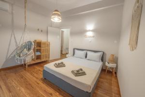 Postel nebo postele na pokoji v ubytování Onar Beachfront Residence, Loutraki