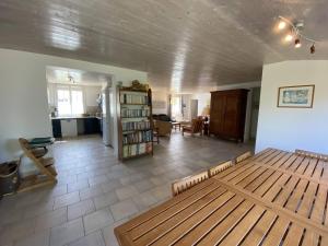 - un salon avec un banc en bois dans l'établissement La Villa du Clocher, à Saint-Clément-des-Baleines