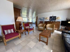 un salon avec des chaises et un canapé dans l'établissement La Villa du Clocher, à Saint-Clément-des-Baleines