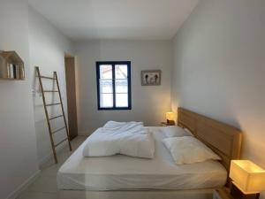 En eller flere senge i et værelse på La Villa de l Ancre Marine + 5 billeder