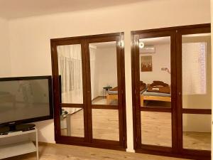 Televízia a/alebo spoločenská miestnosť v ubytovaní Veranda Apartman