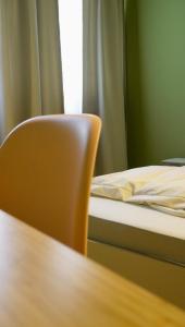 Postel nebo postele na pokoji v ubytování Weinstockwerk Hotel St Peter