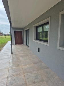 ein Gehweg, der zu einer Haustür führt in der Unterkunft Hermosa Casa De Campo en Mercedes in Mercedes