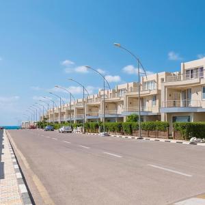 eine Straße mit Straßenbeleuchtung an der Seite einer Straße in der Unterkunft Villa 4 bedrooms, Sedra resort, North coast in Sidi Kirayr