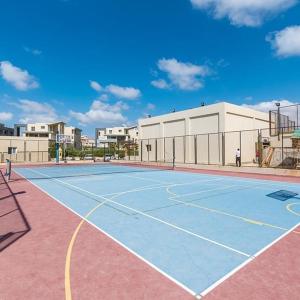 ein Tennisplatz vor einem Gebäude in der Unterkunft Villa 4 bedrooms, Sedra resort, North coast in Sidi Kirayr + 13 Fotos