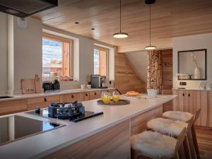 Η κουζίνα ή μικρή κουζίνα στο Chalet Kintana - OVO Network +22 φωτογραφίες