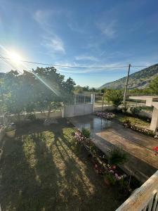a view of a yard with a fence and flowers at Villa Eran in Baks-Rrjoll