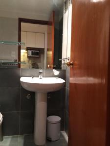 baño con lavabo, aseo y puerta en Monoambiente En Arturo Prat, en Montevideo
