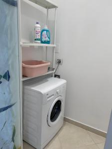 セニガッリアにあるLa Casa di Ale Beachの洗濯機、乾燥機が備わります。 +17枚の写真