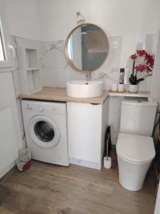 a bathroom with a sink and a washing machine at Le petit logis de Barneville plage in Barneville-Carteret