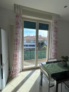 セニガッリアにあるLa Casa di Ale Beachのダイニングルーム(テーブル付)、大きなスライド式ガラスドア