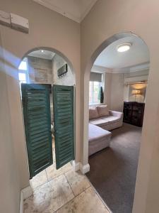 Ένα ή περισσότερα κρεβάτια σε δωμάτιο στο Cosy Elmhurst Studio Retreat