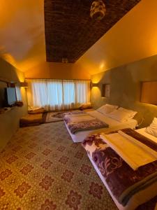 Una cama o camas en una habitación de Safari Resort Skardu