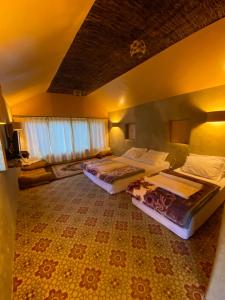 Una cama o camas en una habitación de Safari Resort Skardu