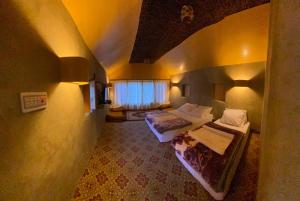 Una cama o camas en una habitación de Safari Resort Skardu