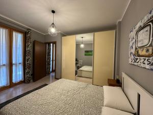 a bedroom with a bed and a mirror at Appartamento a Luino Cavallotti25 in Luino