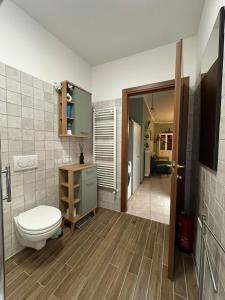 a bathroom with a toilet and a sink in it at Appartamento a Luino Cavallotti25 in Luino
