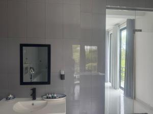 Ένα μπάνιο στο Pearl White Residency-VILLA +37 φωτογραφίες